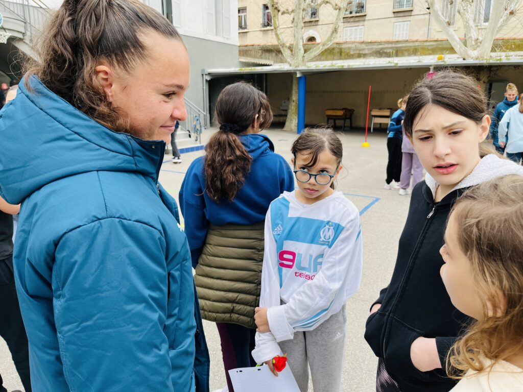 Ninon Blanchard, défenseur central, en grande discussion avec des collégiennes.