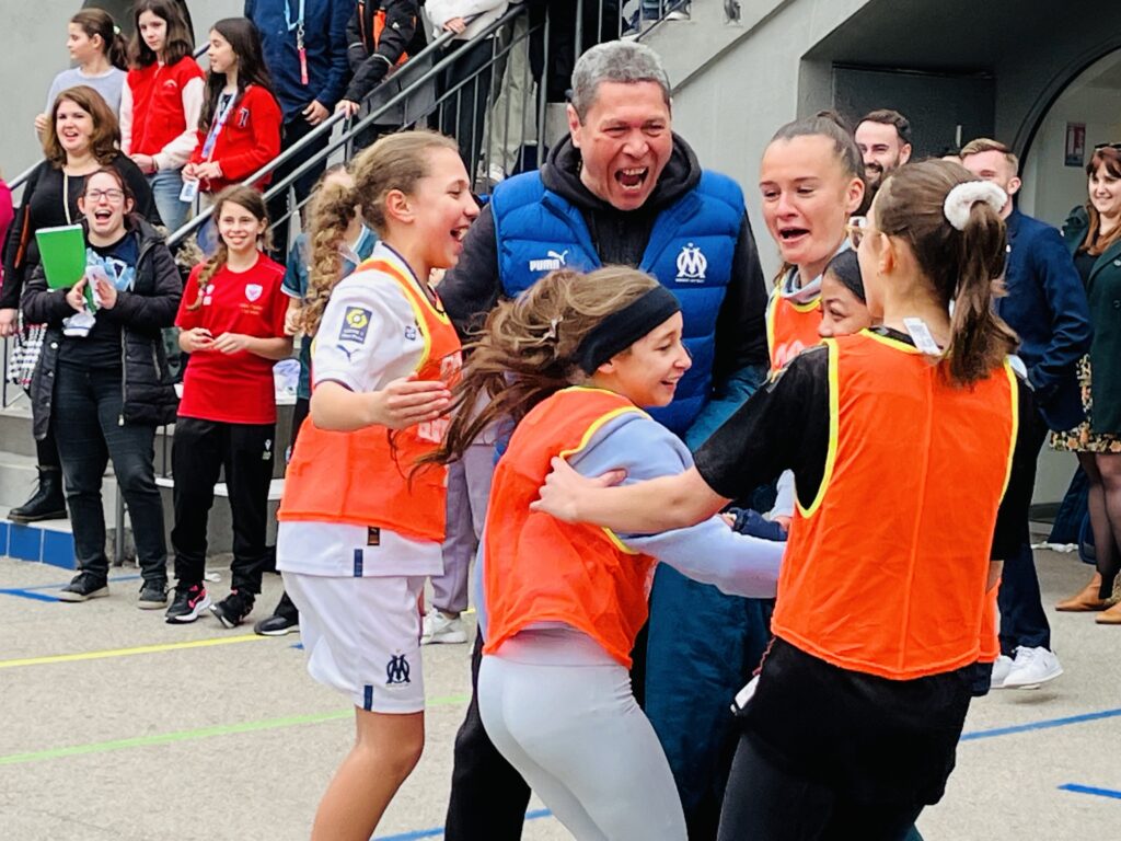 Bruno Velia et Ninon Blanchard célèbrent la victoire avec leur équipe de collégiennes !