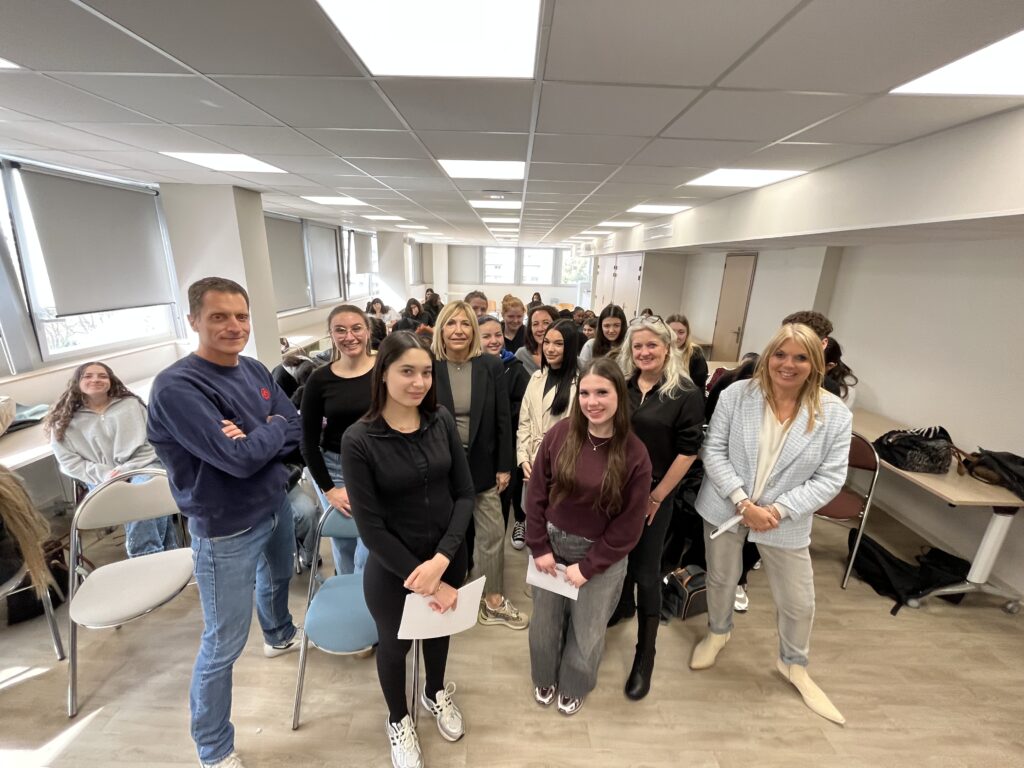 Les lycéens de 1re ont reçu la visite du Dr Frédéric Blanc et de la diététicienne Morgane Catala en présence de la directrice de l'établissement, Murielle Guiot-Bourg.